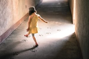 enfant-traces-pattes